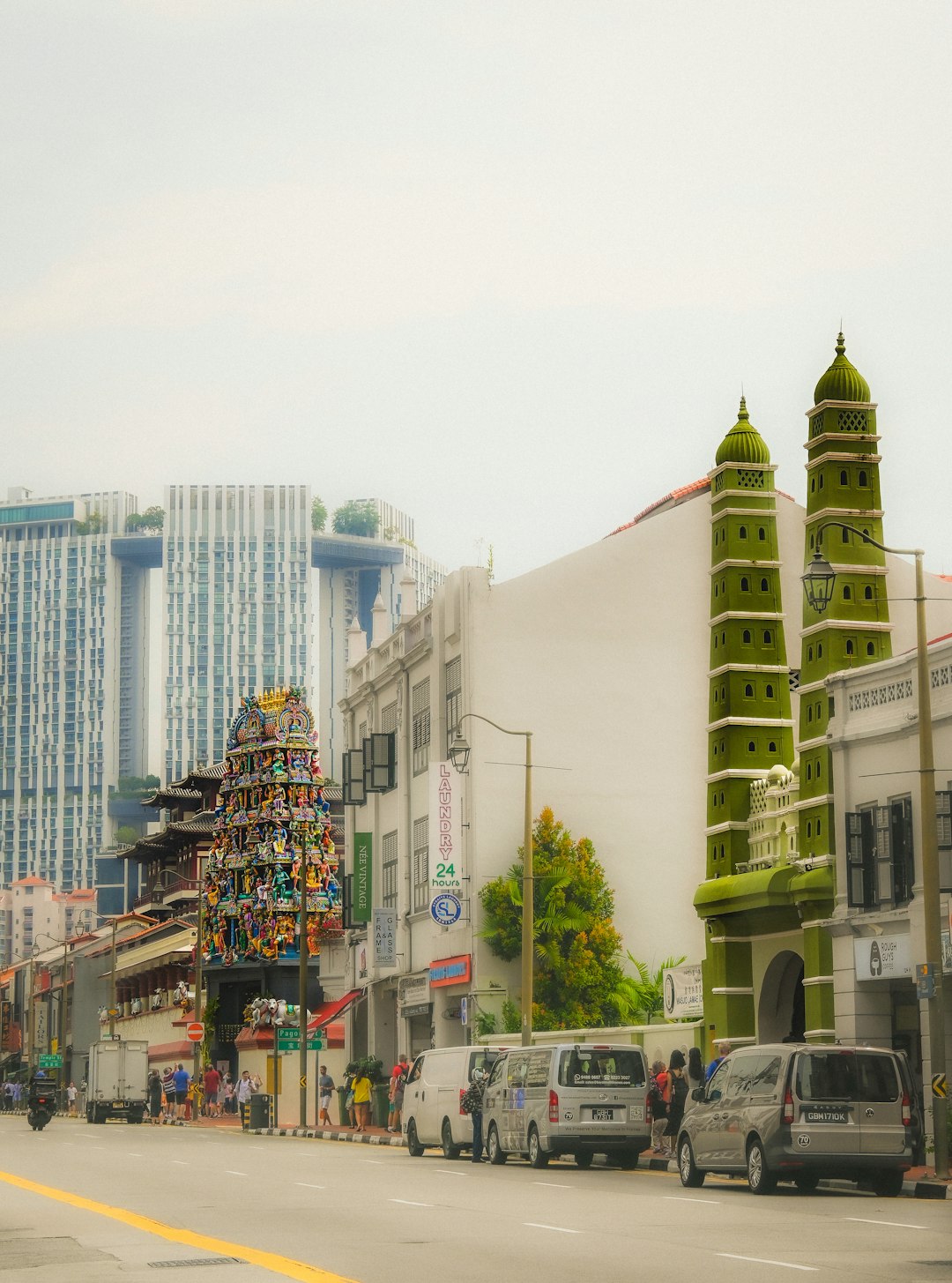 Religious tolerance and coexistence are key tenets of Singaporean society. There is no better example of this than the juxtaposition of Jamae Masjid, a mosque dating to 1820, and Sri Mariamman Temple, Singapore’s oldest Hindu temple.